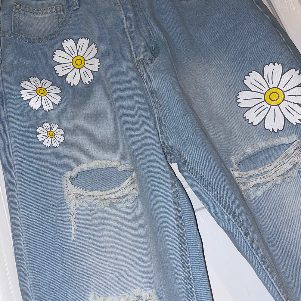 Sunflower Ripped Jeans 🌻✨ - Picture 7 of 8